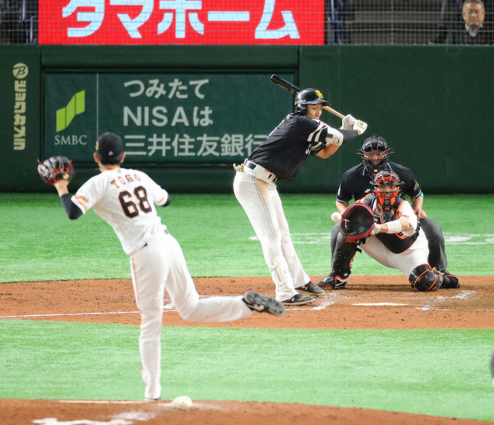 【画像・写真】4回2死満塁、3球目、柳田の内角を攻める戸郷（左）、大城の巨人バッテリー（撮影・木村　揚輔）