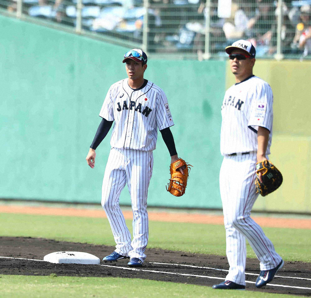 投内連係練習で一塁を守る山田（左）と浅村（撮影・会津　智海）