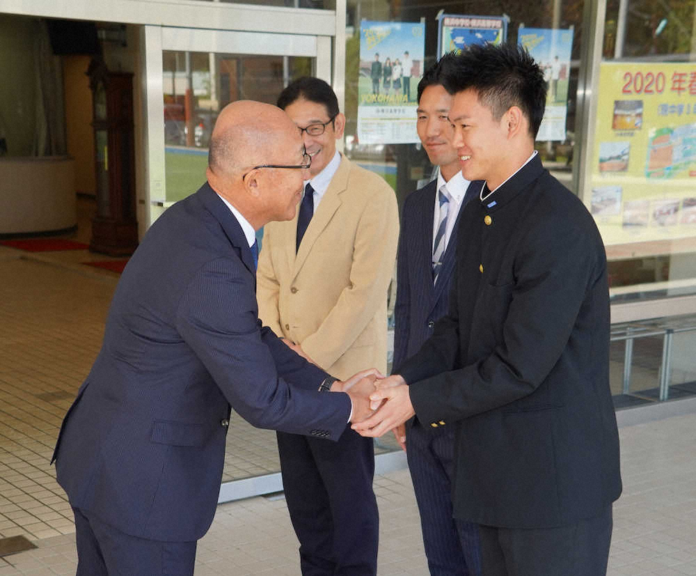 【画像・写真】阪神　ドラフト3位の横浜・及川に指名あいさつ　目輝かせ「球界を代表するような投手に」
