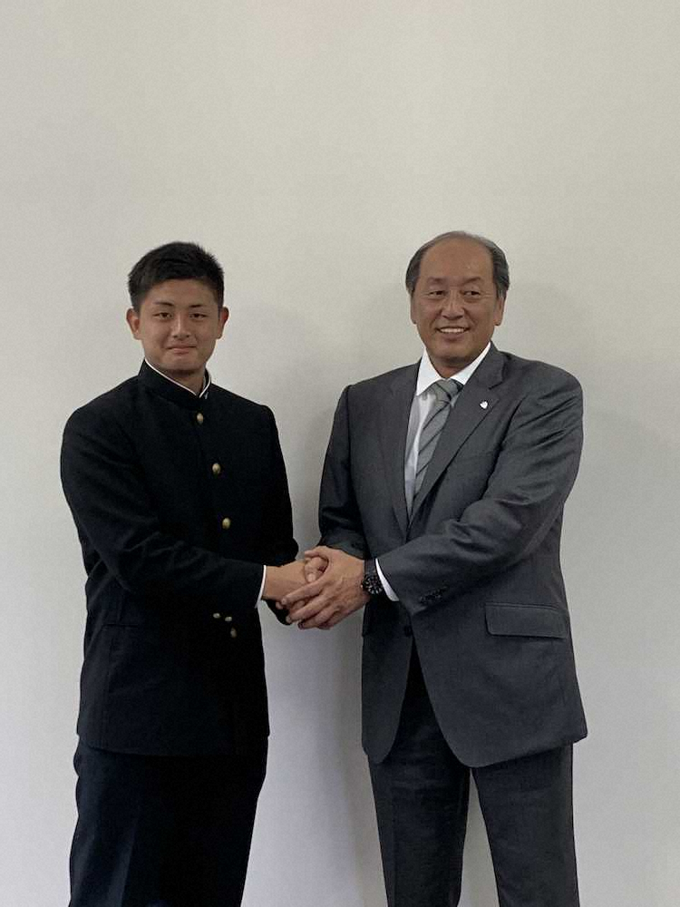 【画像・写真】西武　ドラフト6位の日大三・井上に指名あいさつ　渡辺GMらと対面「素直にうれしい」