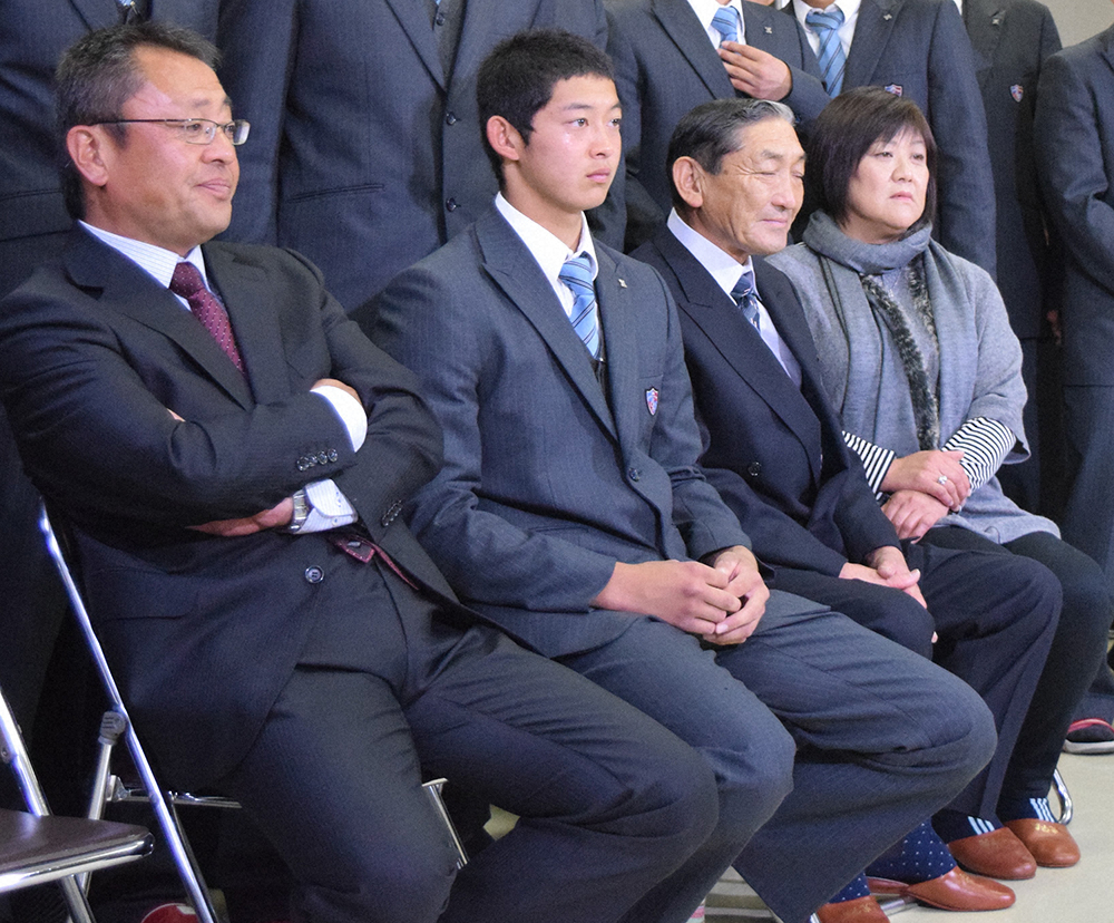 2015年のドラフト会議で、聖光学院の斎藤監督（左）、両親とともに中継を見守る佐藤（左から2人目）