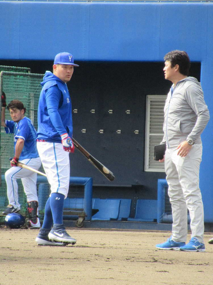 2軍施設で練習を行ったDeNA・筒香（左）は来季からコーチに就任する大村氏と会話を交わす