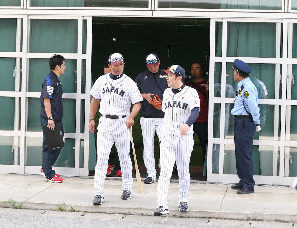 【画像・写真】室内練習場での非公開練習を終え、村田コーチ（右）とともに出てきた稲葉監督（撮影・成瀬　徹）　　　　　　