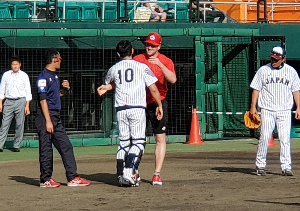 【画像・写真】カナダ代表のマシソンと再会しハグをする小林　 