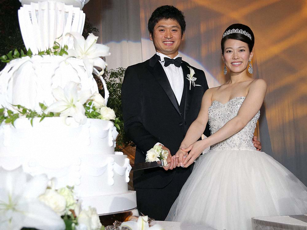 15年12月、披露宴でケーキ入刀する中田賢一とフリーアナウンサーの友紀夫人