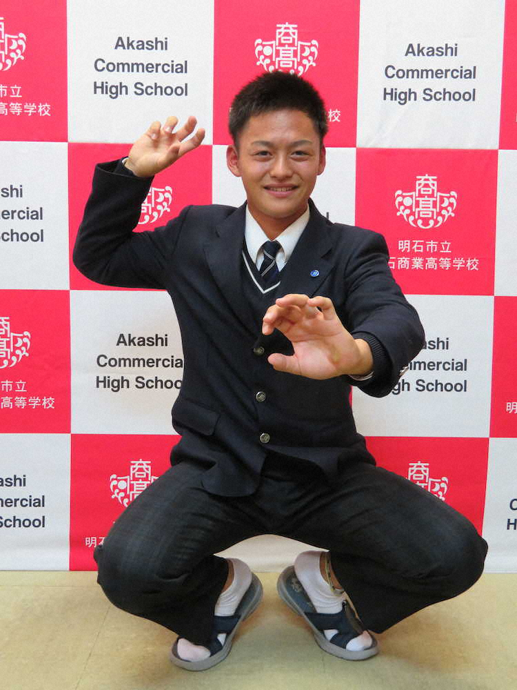【画像・写真】楽天から指名あいさつを受けた明石商・水上は笑顔で捕手のポーズ