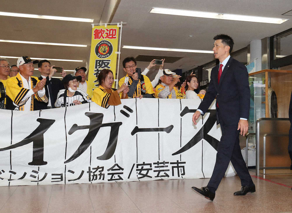 【画像・写真】高知空港に到着し、歓迎を受ける矢野監督（撮影・坂田　高浩）　