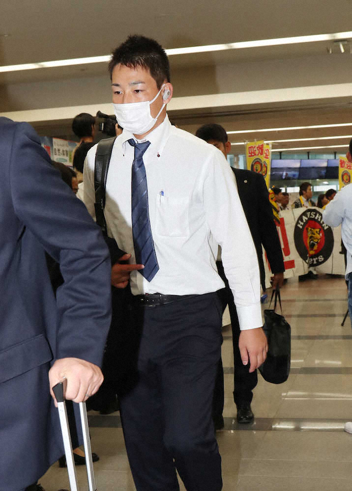 【画像・写真】高知龍馬空港に到着した岩崎（撮影・坂田　高浩）　