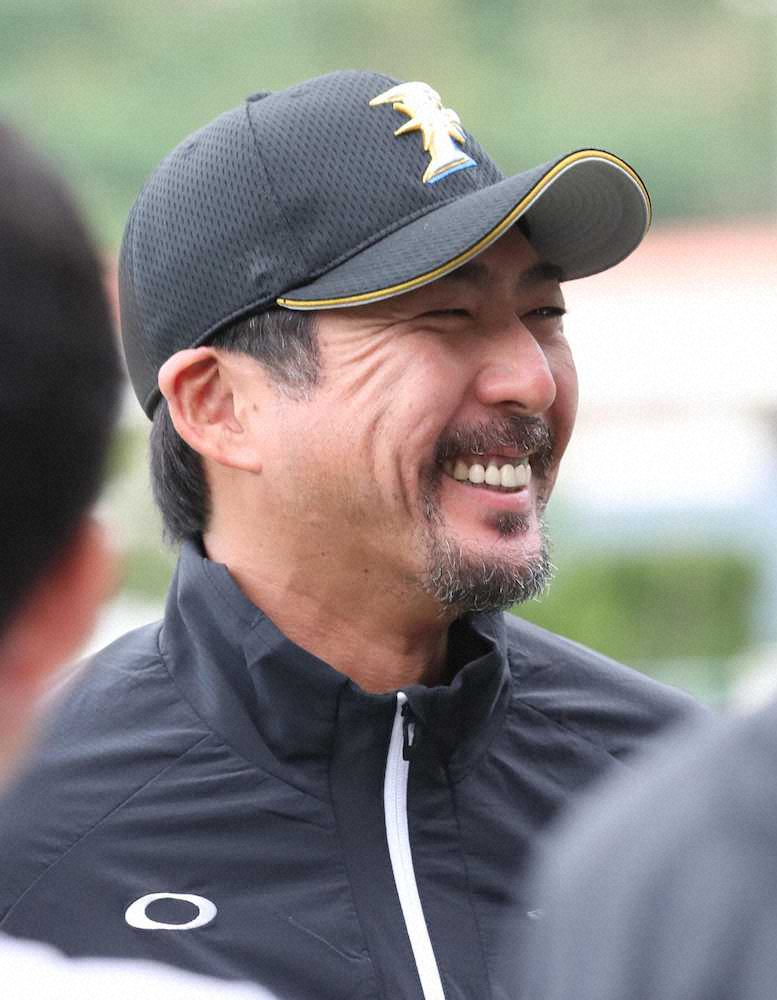 【画像・写真】練習終了後、笑顔で取材を受ける小笠原ヘッドコーチ（撮影・村上　大輔）