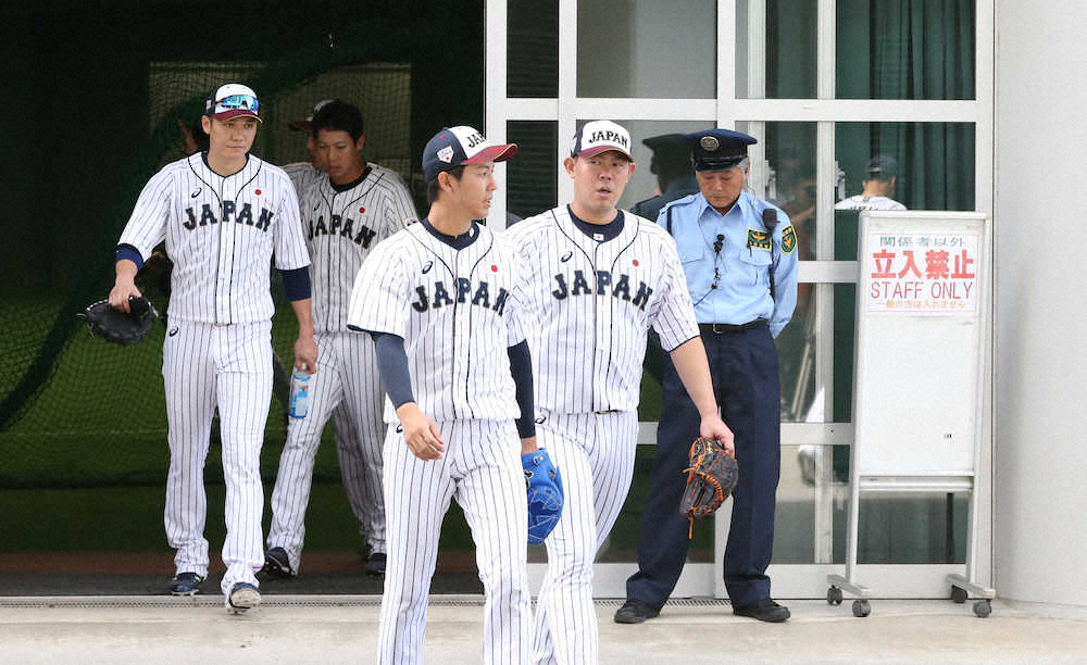 【画像・写真】稲葉カーテンが敷かれた室内練習場から出てきた岸（中央）（撮影・成瀬　徹）　　　　　　