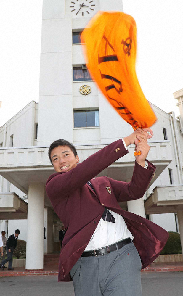 指名挨拶を受けた常総学院・菊田はオレンジタオルで自慢のスイングスピードを披露する　（撮影・西川祐介）