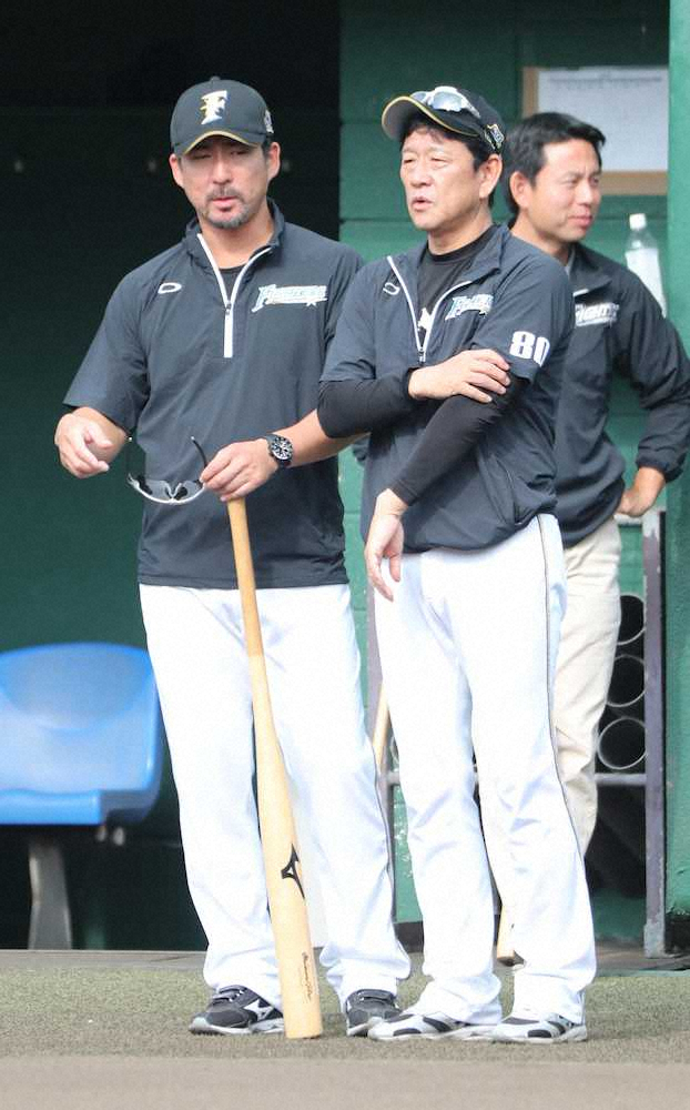 【画像・写真】日本ハム小笠原ヘッド、横尾に片手ティー伝授　期待の長距離砲を熱血指導