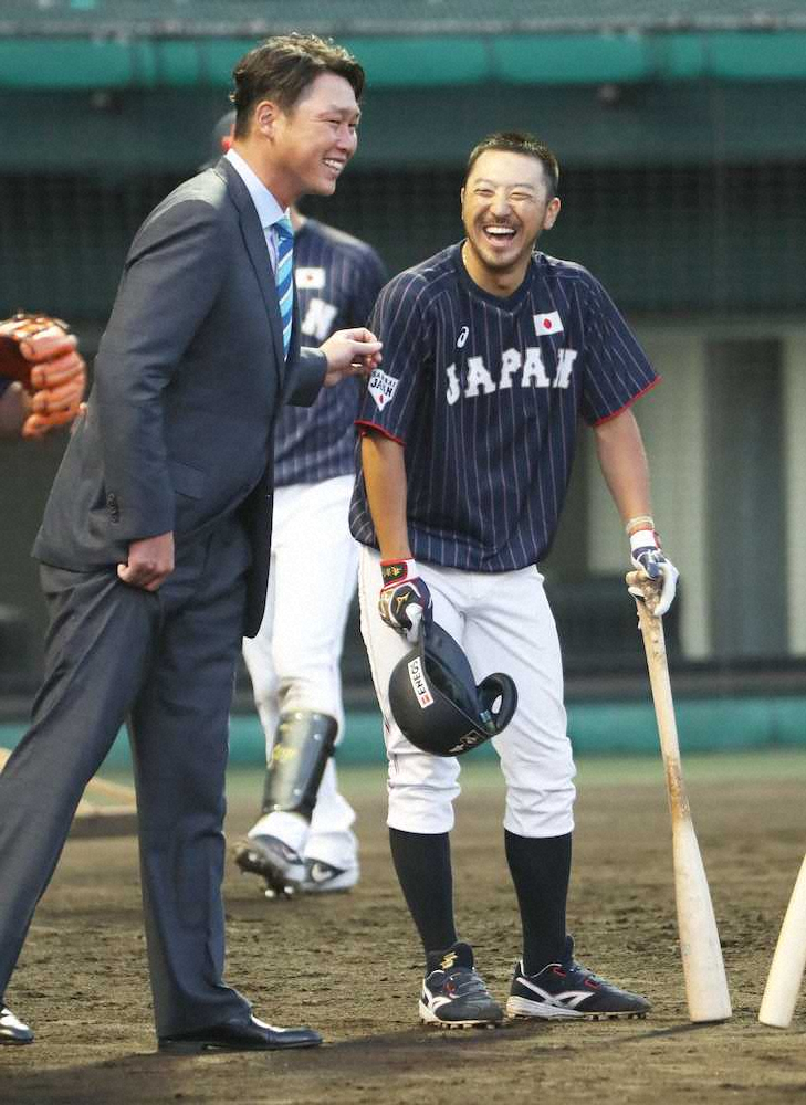 ＜日本・カナダ＞試合前、新井氏（左）と談笑する菊池（撮影・村上　大輔）