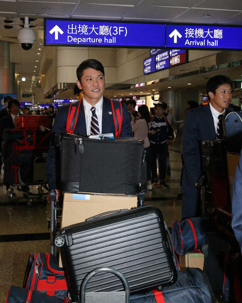 【画像・写真】侍J、「プレミア12」初戦に向け台湾入り　稲葉監督「本番に向けて気持ちが高ぶってくる」