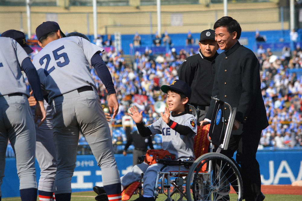 【画像・写真】早慶戦　慢性疾患抱える11歳の田村勇志君が始球式　全力投球に拍手「めっちゃ緊張」