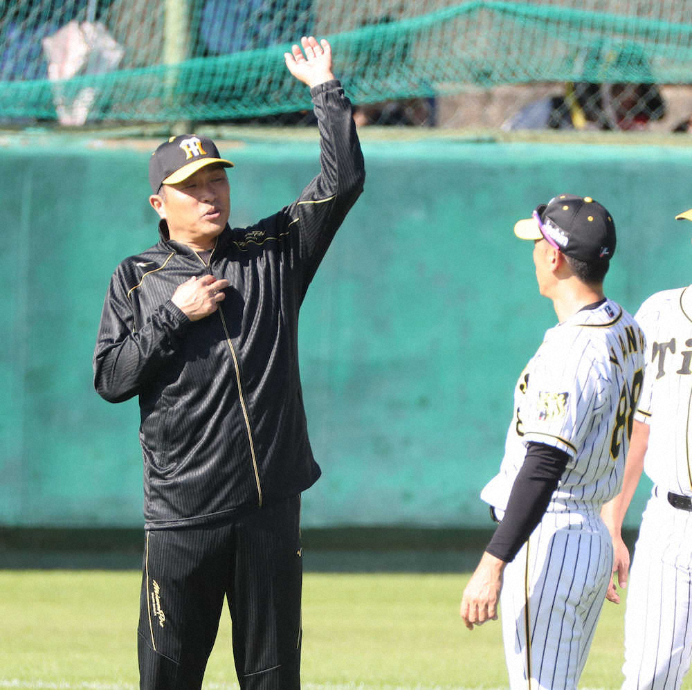 【画像・写真】阪神、山本昌氏が投手陣を熱血指導　宝刀スクリューを青柳らに伝授