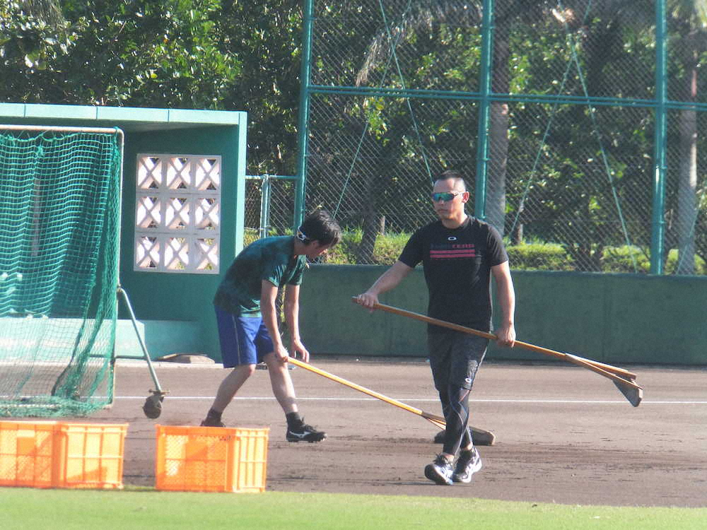 【画像・写真】日本ハム　新任・矢野コーチ、早朝から万波らにスローイング指導　メジャー留学経験生かす