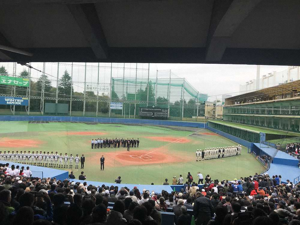 高校野球日程終了の式典が行われた神宮第2球場