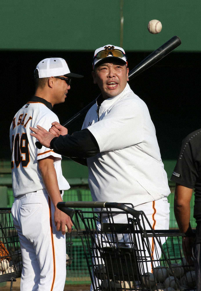 【画像・写真】巨人・阿部2軍監督、右打ちで初ノック「自分の運動になって良かった」