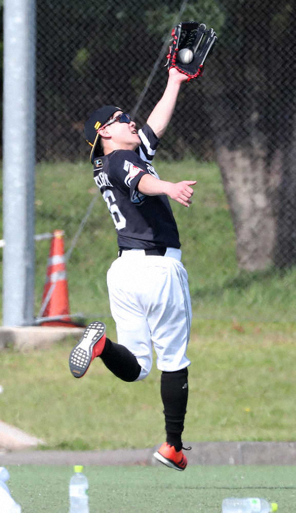 【画像・写真】ソフトB牧原、狙うは「ポスト福田」　外野で特守「良い練習になった」