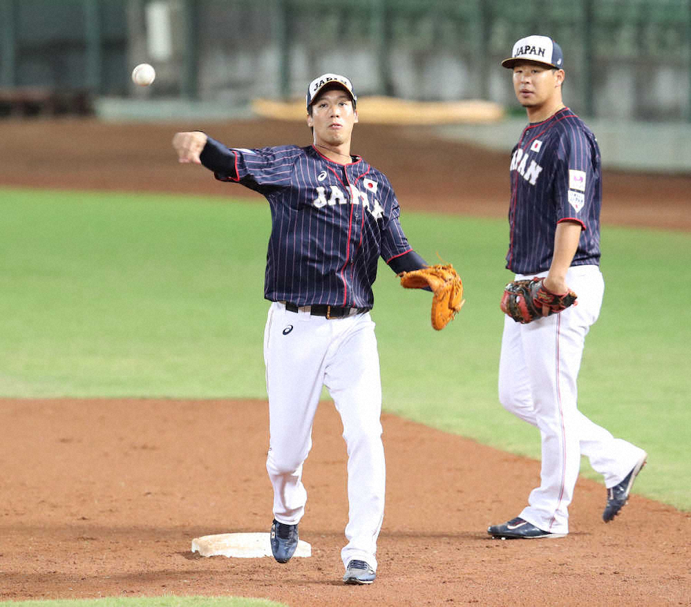 【画像・写真】本番へ腕ぶす山田「始まるな」　守備練習では一塁でプレー