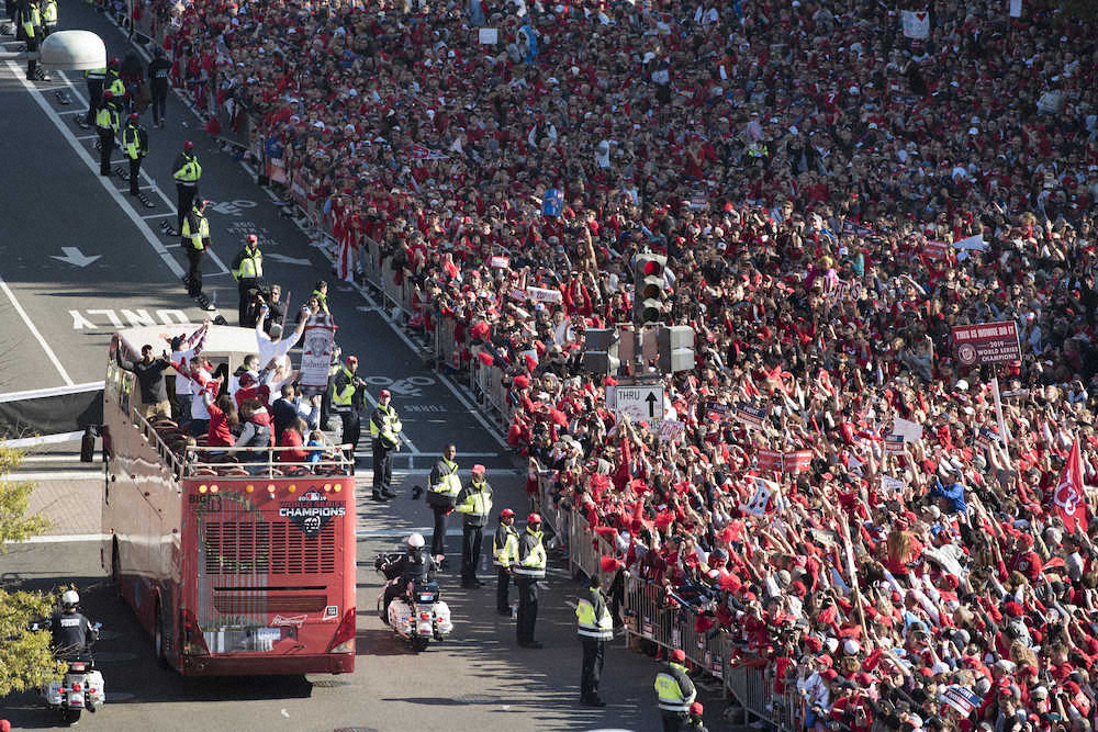【画像・写真】ワシントンでナショナルズ“世界一”パレード　街中が赤く染まった！