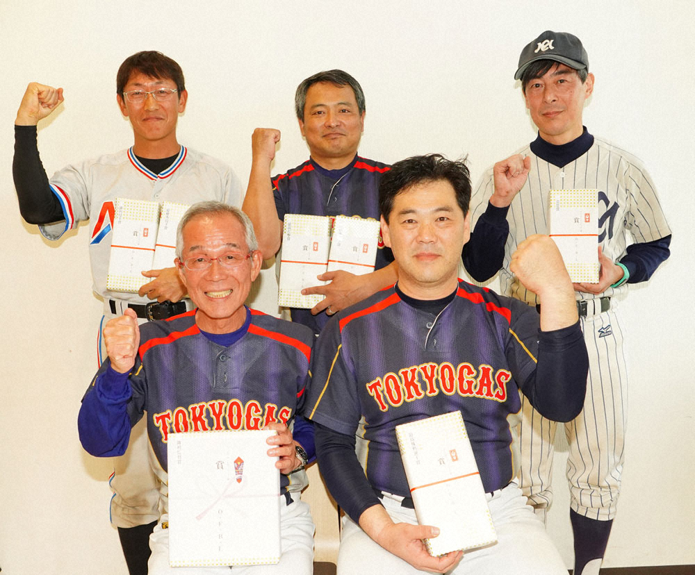 【画像・写真】（前列左から）東京ガス・岡村監督、東京ガス・武田（後列左から）ADEKA・藤田、東京ガス・三吉、三菱商事・府川（撮影・島崎　忠彦）