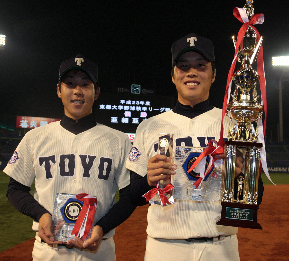 ２度目のベストナインを受賞した東洋大・鈴木大地内野手（左）と最優秀投手とベストナイン、敢闘賞の３冠に輝いた東洋大・藤岡貴裕投手（2011年撮影）
