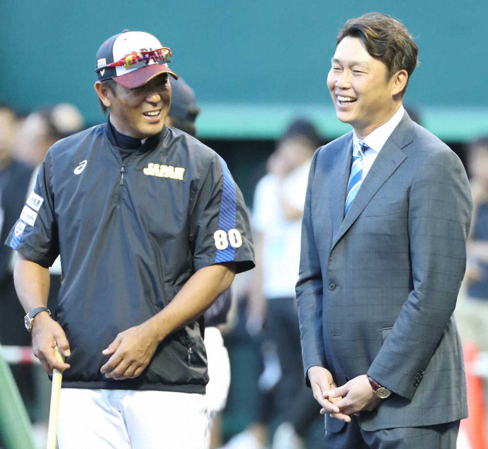 1日のカナダ戦の試合前に稲葉監督（左）と談笑する新井貴浩氏