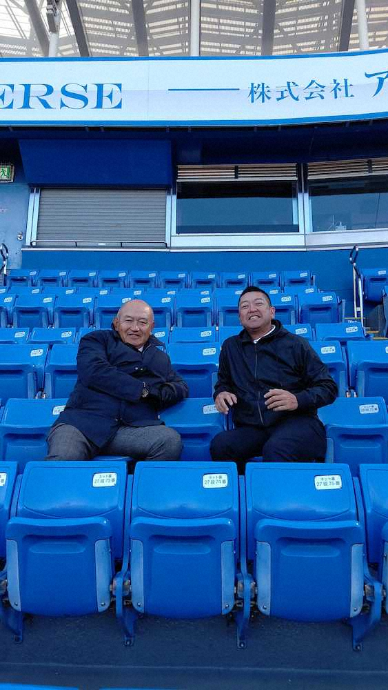 六大学野球新人戦を仲良く観戦する堀井新監督（左）と大久保現監督