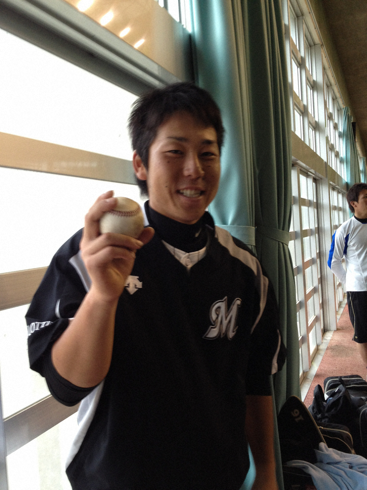 ホームランボールを手に笑顔を見せるロッテのドラフト３位・鈴木大地内野手（2012年撮影）
