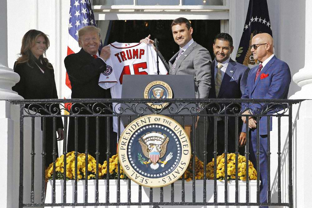 ホワイトハウスにトランプ米大統領（左から2人目）を表敬訪問したナショナルズのジマーマン（中央）ら（AP＝共同）
