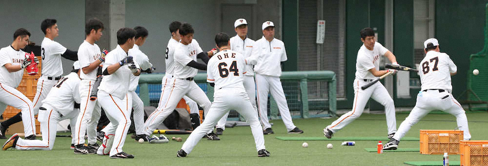 【画像・写真】原巨人　投手陣に“イチゴ大作戦”　打率・150へ初日から異例の打撃練習