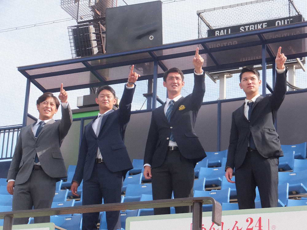 千葉・鎌ヶ谷の2軍施設を見学した日本ハムのドラフト指名4選手（左から）河野、鈴木、望月、宮田