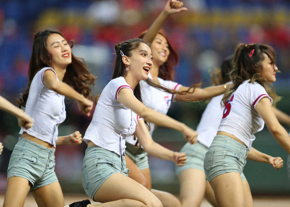 ＜プレミア12　日本・台湾＞試合前、ダンスで会場を盛り上げる台湾のチアガールたち（撮影・木村　揚輔）