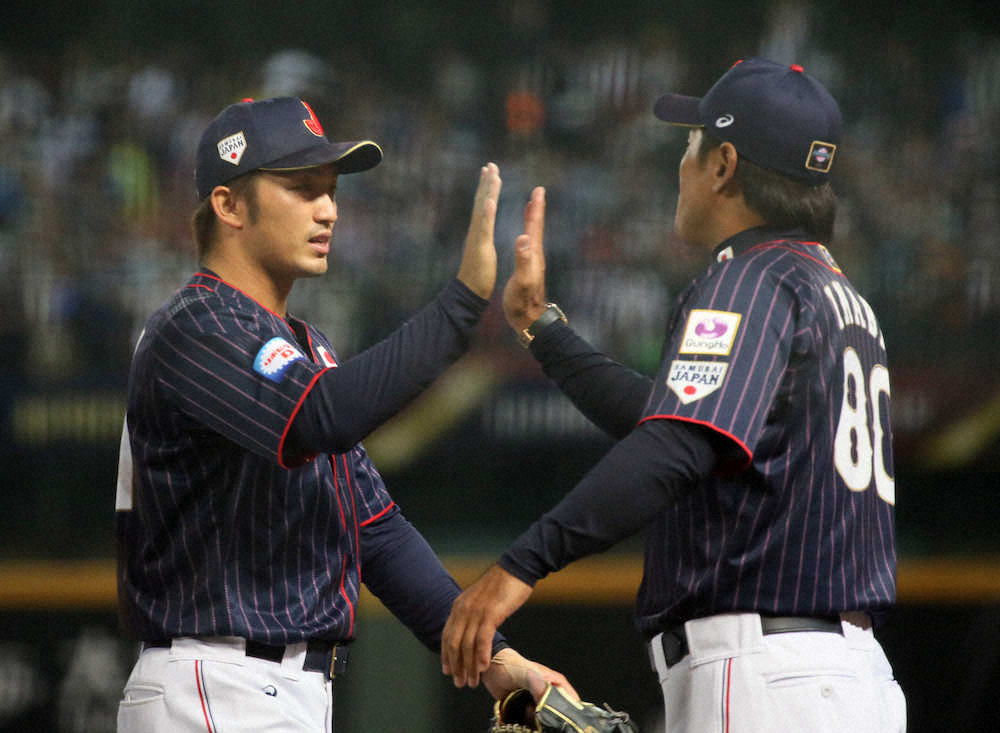 【画像・写真】勝利し、稲葉監督（右）とハイタッチする鈴木（撮影・木村　揚輔）