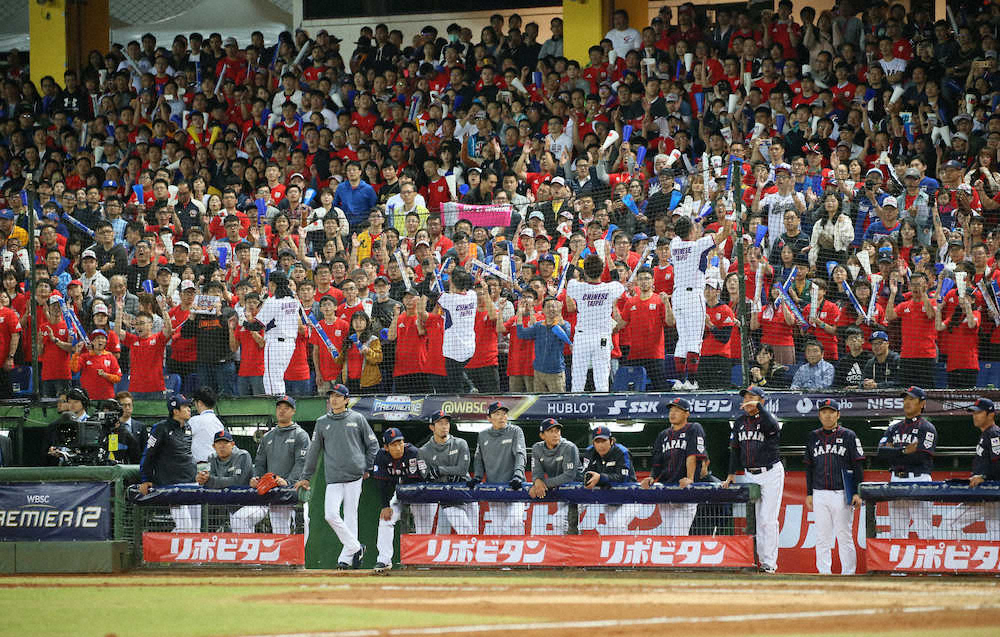 【画像・写真】日本のベンチ上までびっしり台湾ファンで埋め尽くされたスタンド（撮影・木村　揚輔）