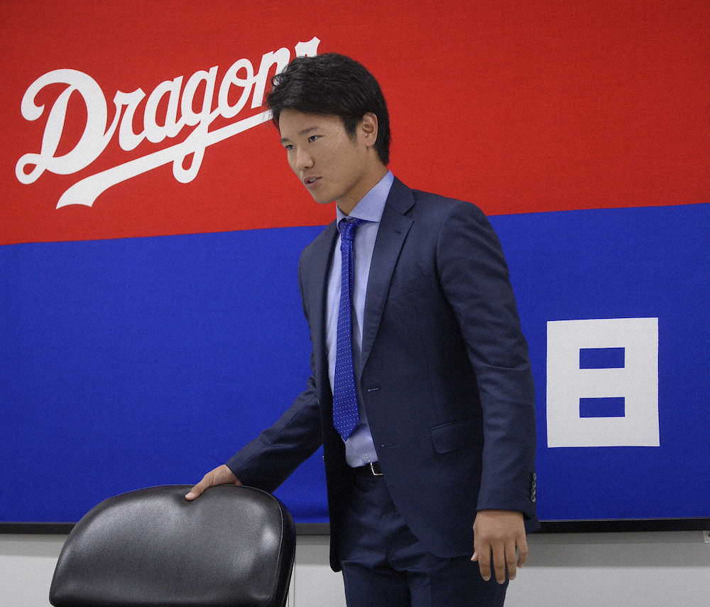 【画像・写真】中日・清水　200万円アップでサイン　来季へ3倍の努力で「今年の3倍以上の活躍をしたい」