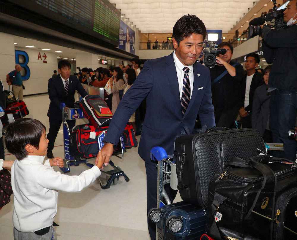 成田空港に到着した稲葉監督は出迎えたファンと握手（撮影・島崎忠彦）