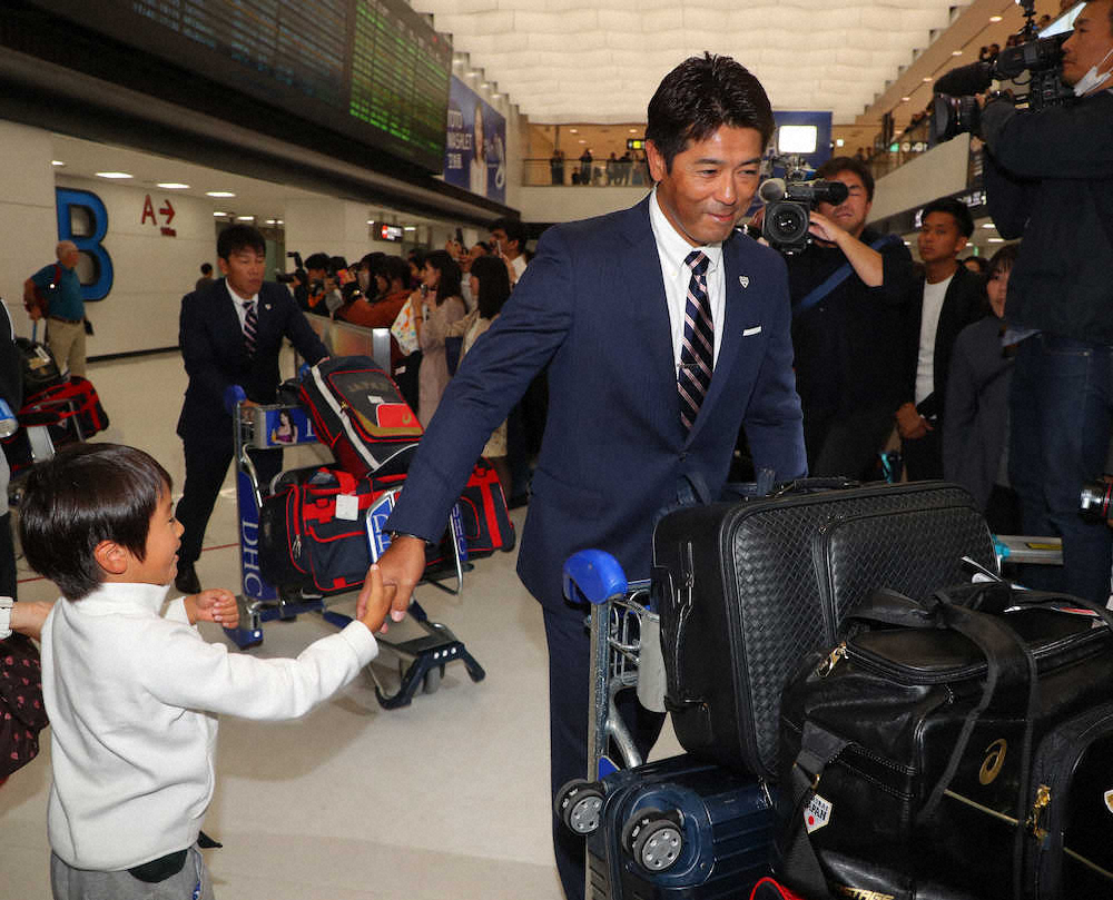【画像・写真】成田空港に到着した稲葉監督は出迎えたファンと握手（撮影・島崎忠彦）