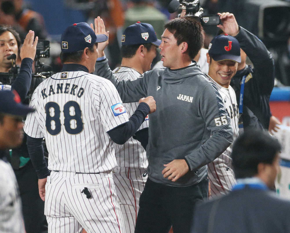 【画像・写真】ケガ離脱も心はチームに…侍J・秋山が“再合流”　代役・丸には「ごめん」