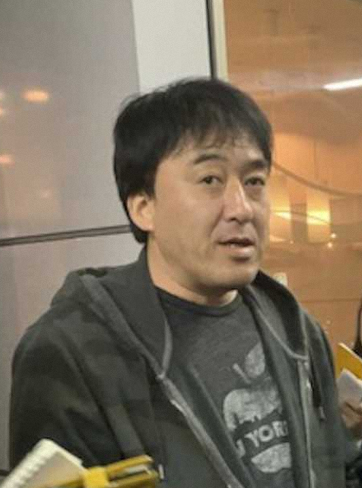 ソフトバンク・福田との交渉を終え、帰京した楽天・石井GMは羽田空港で報道陣に対応する