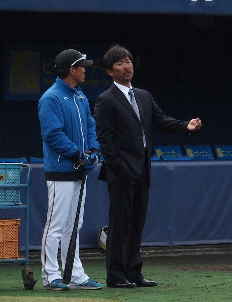 【画像・写真】日本ハム・小笠原ヘッド　スーツ姿で若手に初講義「まずは土台つくって」