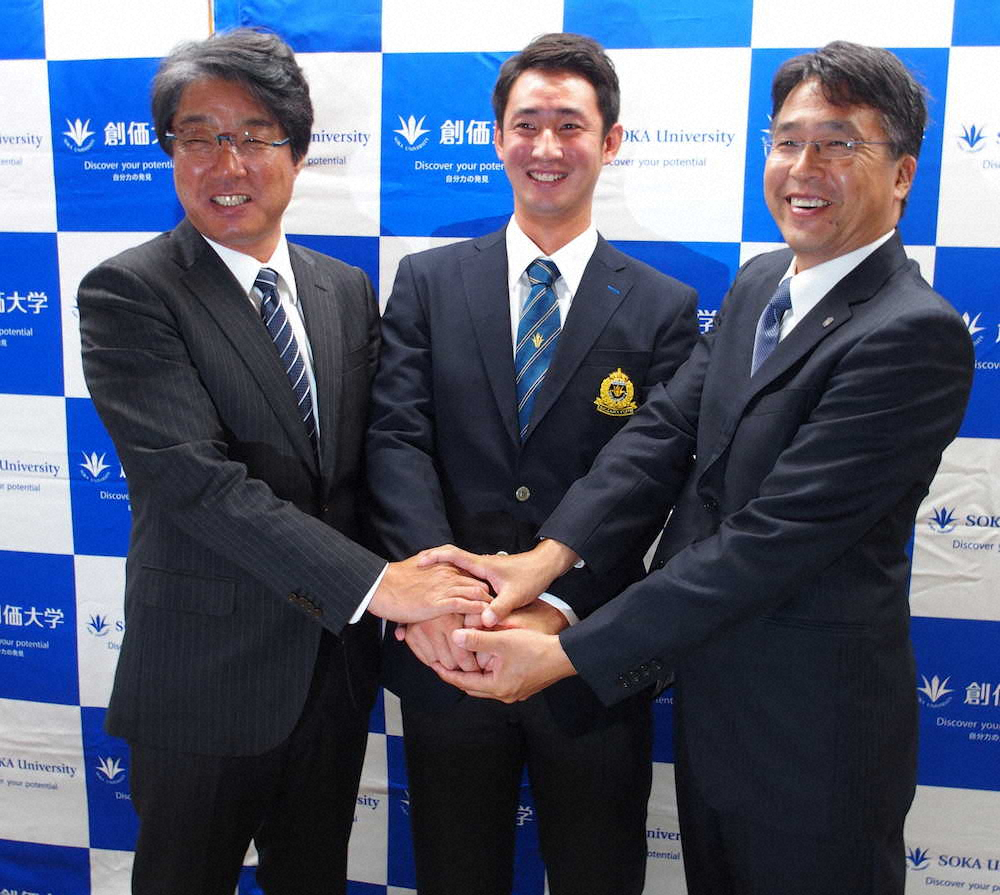 仮契約を結び、大渕スカウト部長（右）、西スカウト（左）と握手する日本ハムのドラフト5位・望月