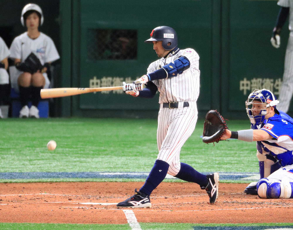 【画像・写真】広島コンビで先制！スタメン復帰した菊池涼の適時打で二塁打の会沢が激走生還　新井さん「ナイスラン」