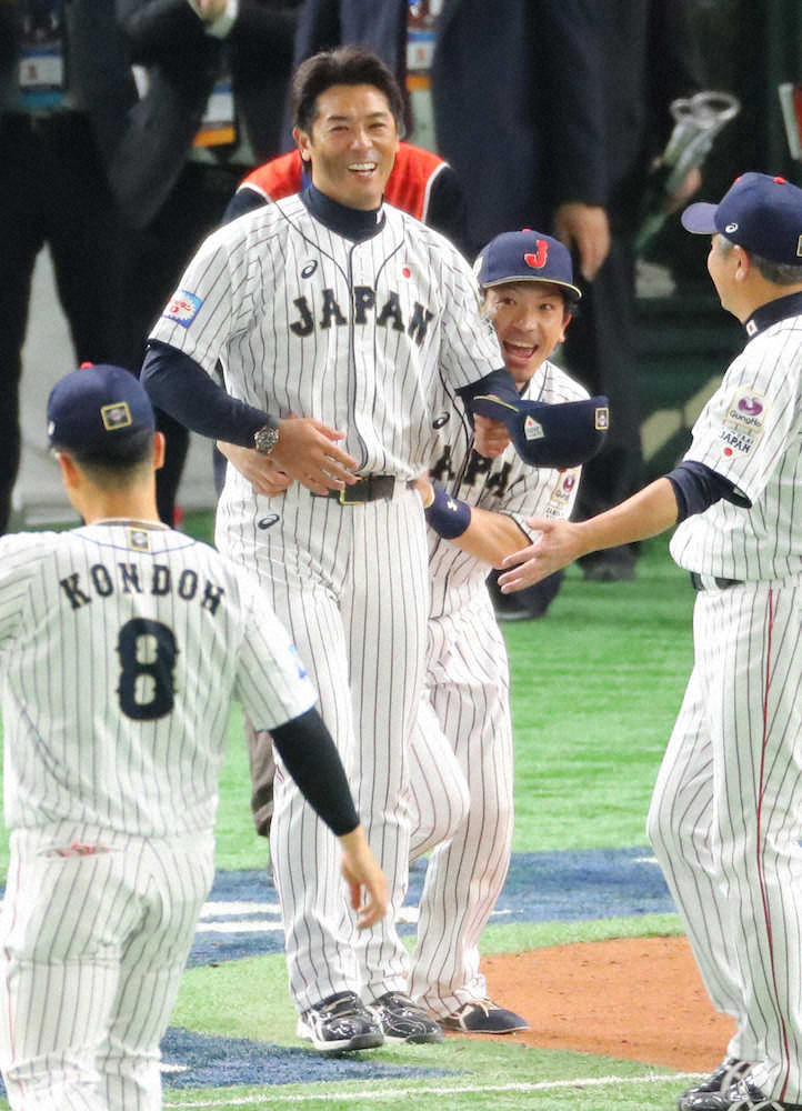 【画像・写真】10年ぶり世界一に稲葉監督男泣き「必ず逆転できると…選手のおかげです」V戦士の手で8度宙に舞う
