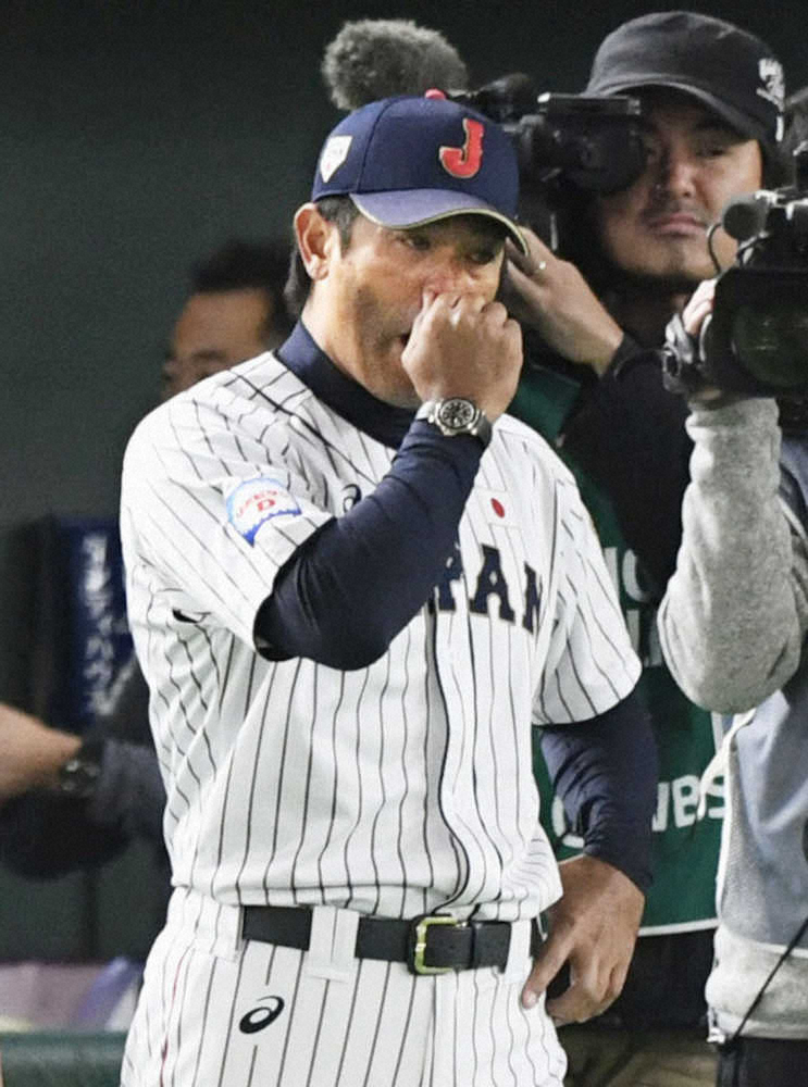 【画像・写真】　「プレミア12」で初優勝を果たし、涙ぐむ稲葉監督