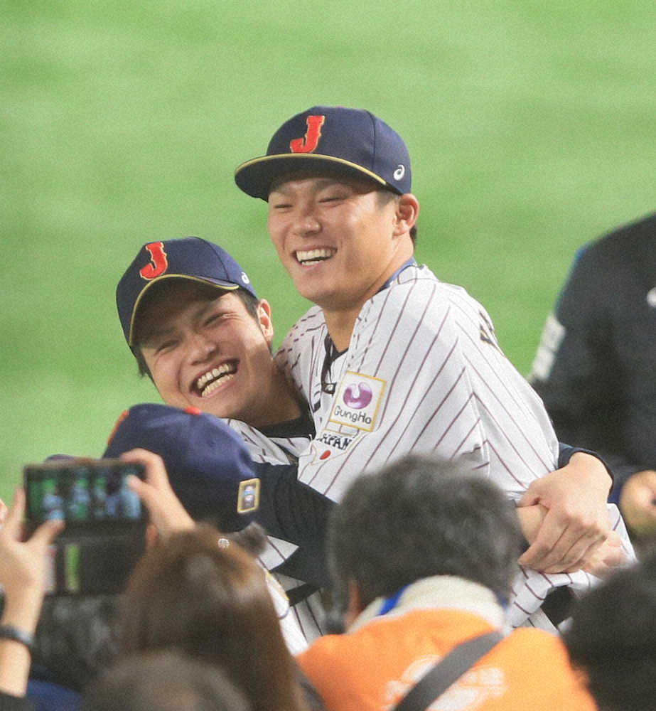 【画像・写真】笑顔の甲斐野（左）と山本（撮影・尾崎　有希）　