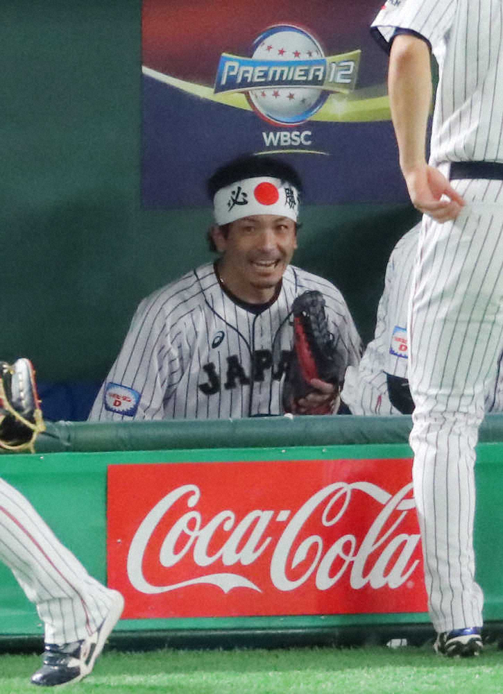 【画像・写真】試合前、円陣の声出しを終え、笑顔を見せる必勝はちまき姿の松田宣（撮影・木村　揚輔）