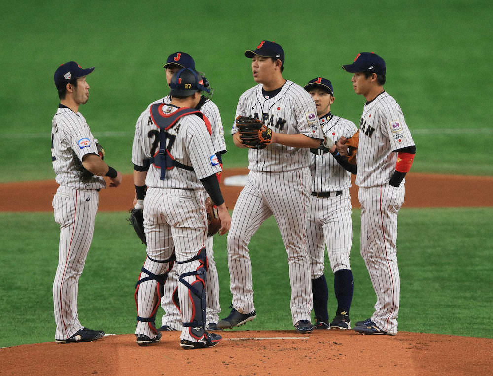 初回から失点し、チームメートから激励される日本先発・山口（中央）（撮影・尾崎　有希）　